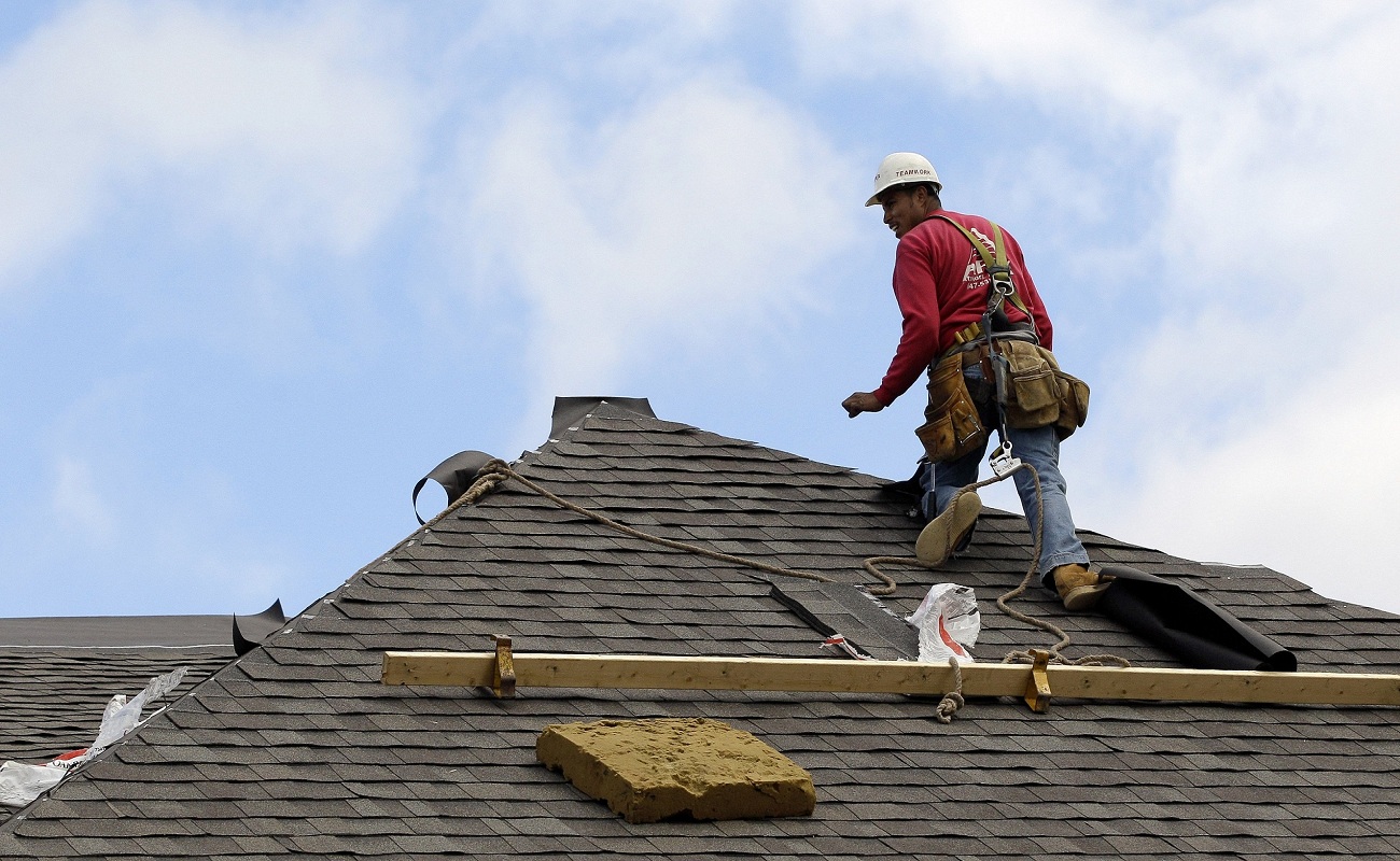 Стояли неподвижно не покрашенная крыша. Roof Repair Soft Tile. Roof Gutter. Without a Roof.