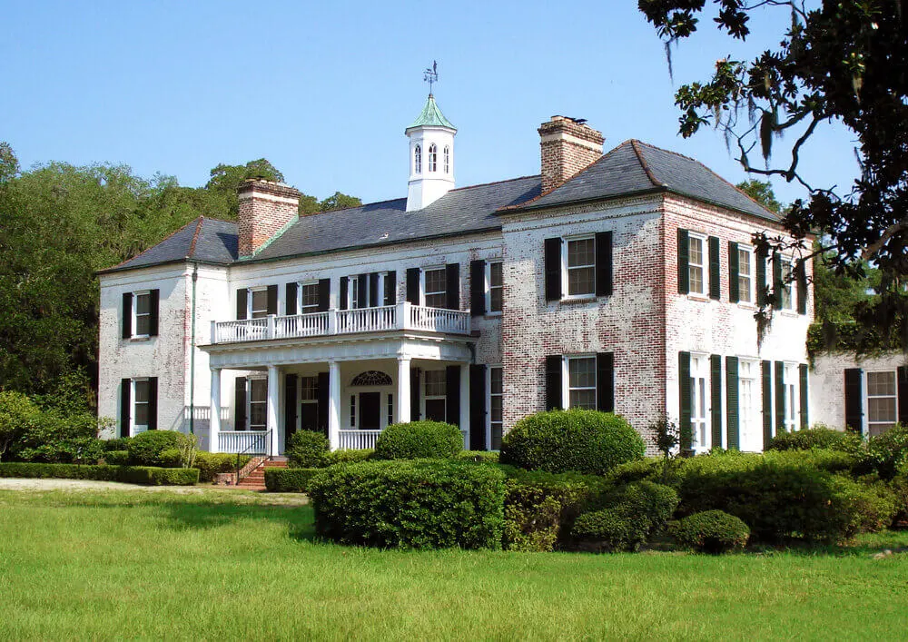 Colonial Roofs Make the Facade More Attractive